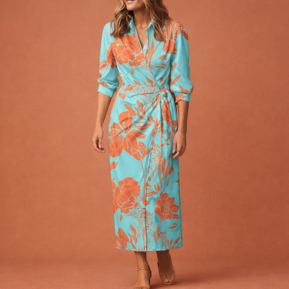 Dames wikkeljurk in lichtblauw met minimalistisch design, zacht en comfortabel voor casual en stijlvolle outfits.
