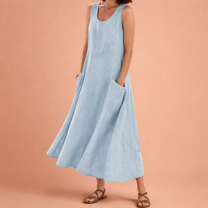 Dames maxi zomerjurk in lichtblauw met minimalistisch design, zacht en comfortabel voor casual en stijlvolle outfits.