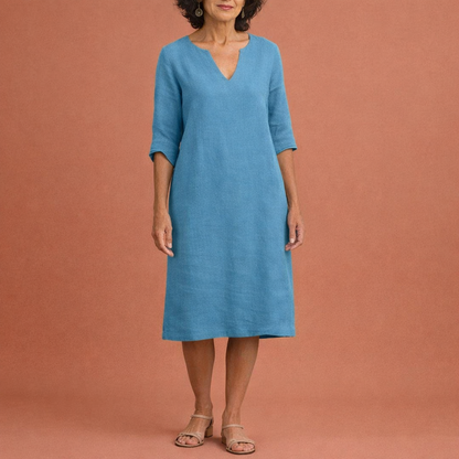 Dames midi zomerjurk in lichtblauw met minimalistisch design, zacht en comfortabel voor casual en stijlvolle outfits.