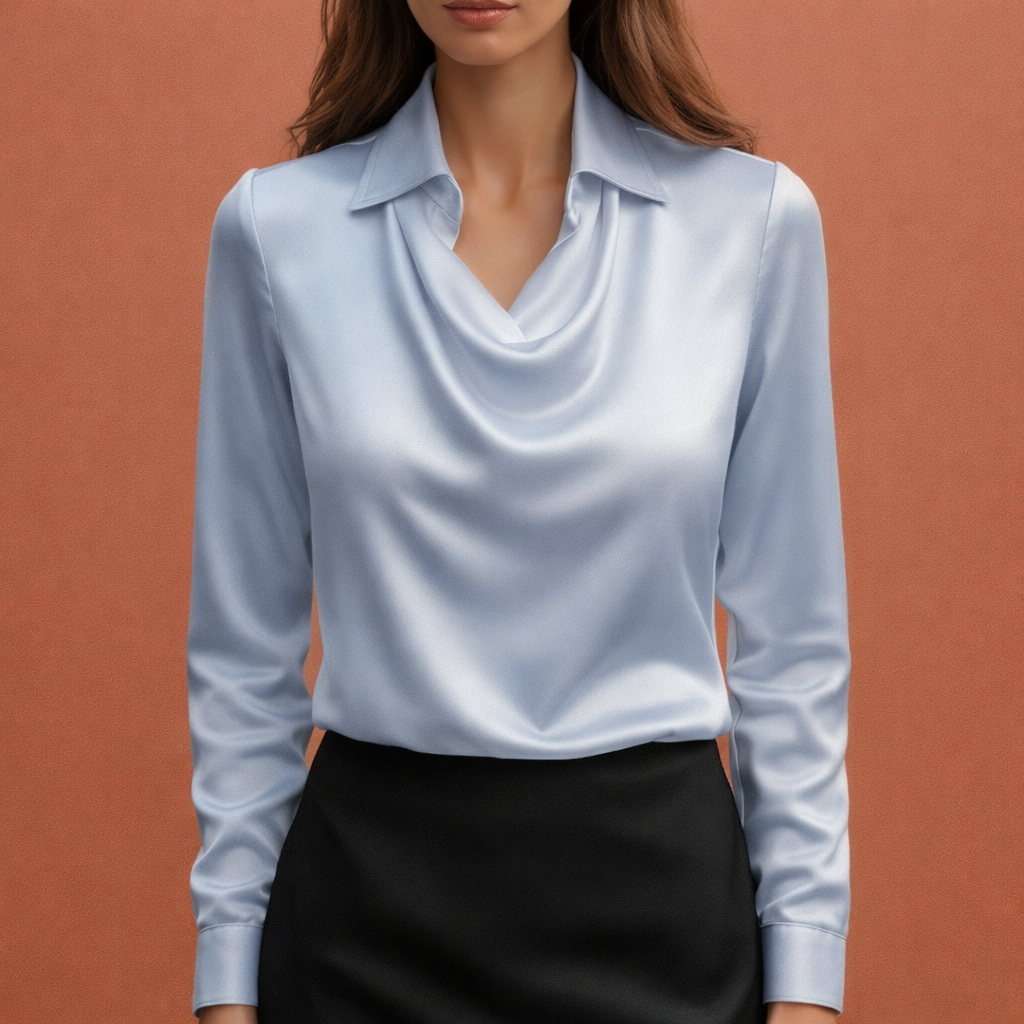 Dames satijnen blouse in lichtblauw met draperende kraag, zacht en comfortabel voor stijlvolle en casual outfits.