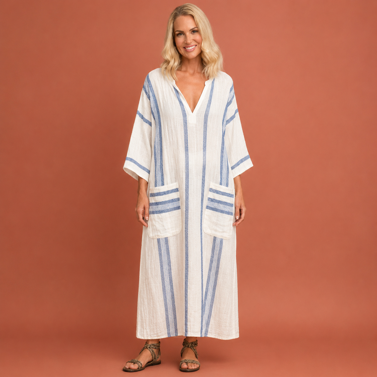 Dames strand maxi jurk in lichtblauw met minimalistisch design, zacht en comfortabel voor casual en stijlvolle outfits.