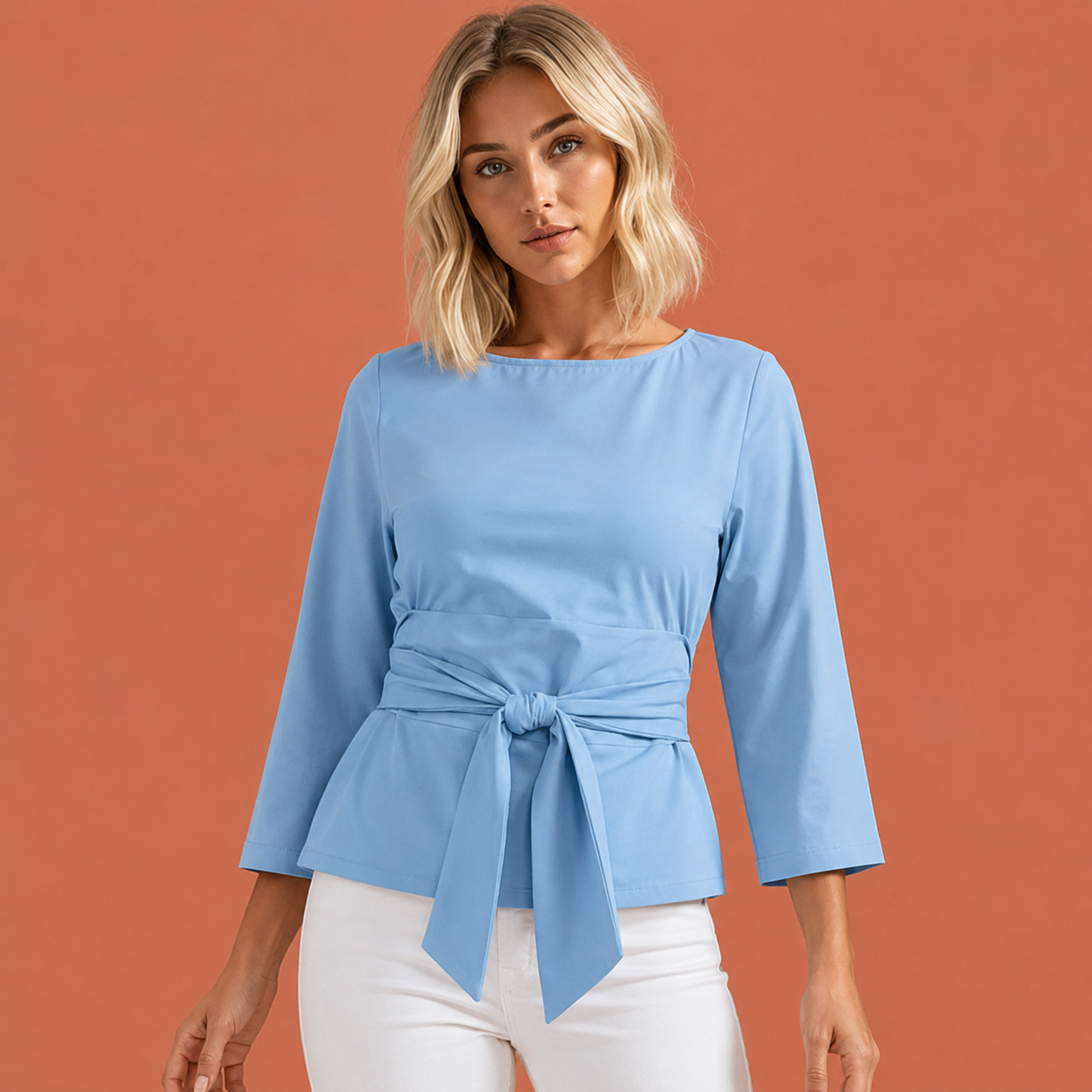 Dames top in lichtblauw met minimalistisch design, zacht en comfortabel voor casual en stijlvolle outfits.