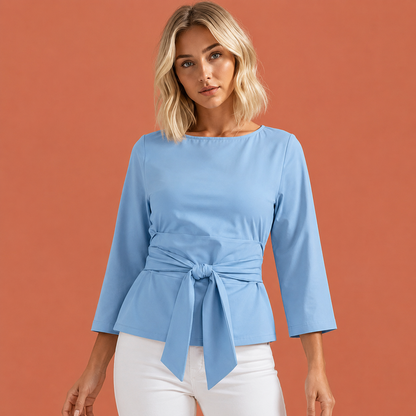 Dames top in lichtblauw met minimalistisch design, zacht en comfortabel voor casual en stijlvolle outfits.