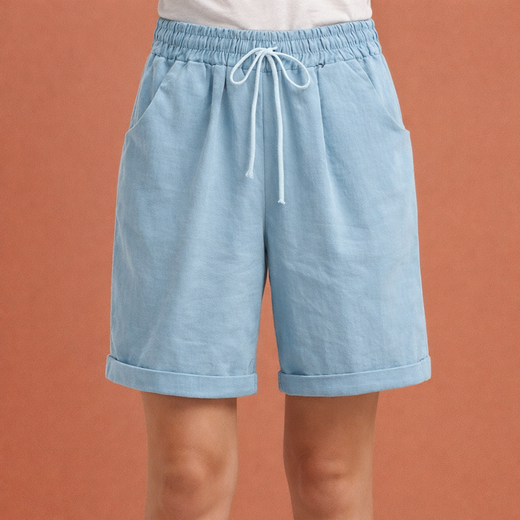 Dames zomer shorts in lichtblauw met minimalistisch design, zacht en comfortabel voor casual en stijlvolle outfits.