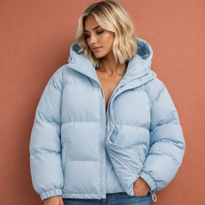 Lichtblauwe gewatteerde damesjas met capuchon en ritssluiting, comfortabel voor dagelijks gebruik tijdens koude dagen.