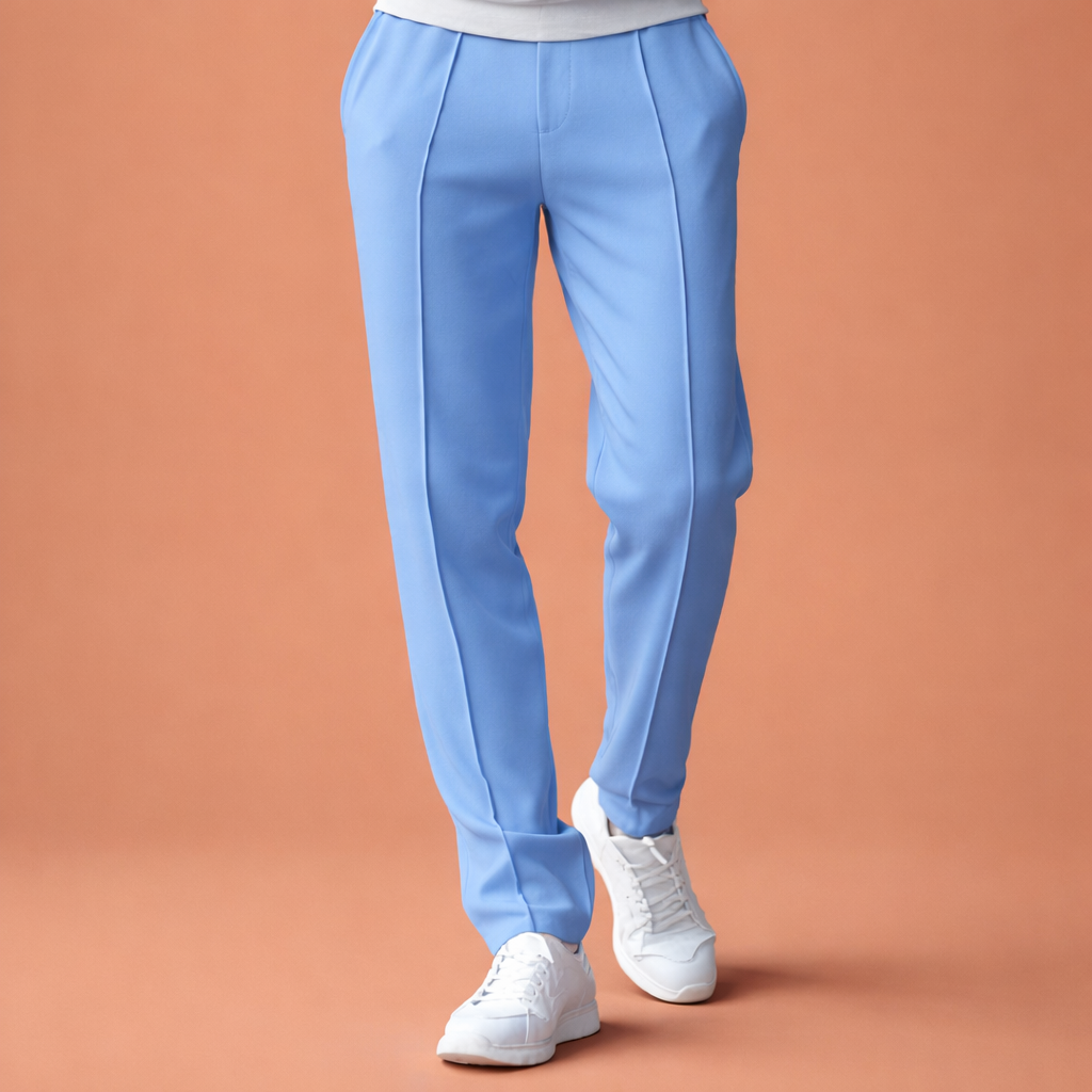 Heren broek in lichtblauw met minimalistisch design, zacht en comfortabel voor casual en stijlvolle outfits.