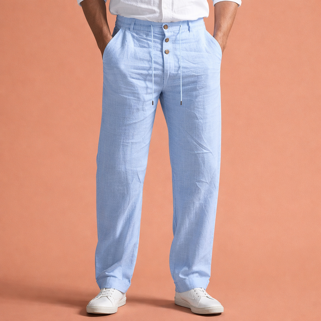 Heren broek in lichtblauw met minimalistisch design, zacht en comfortabel voor casual en stijlvolle outfits.