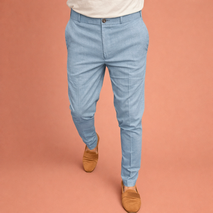 Heren broek in lichtblauw met minimalistisch design, zacht en comfortabel voor casual en stijlvolle outfits.