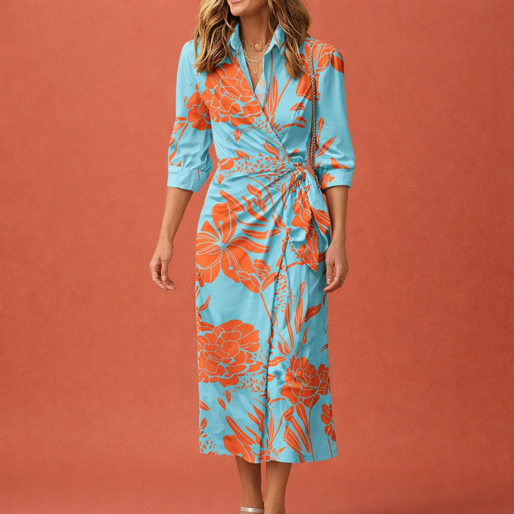 Dames maxi wikkeljurk in lichtblauw met minimalistisch design, zacht en comfortabel voor casual en stijlvolle outfits.