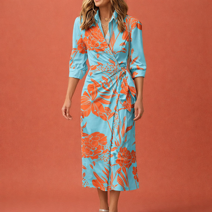Dames maxi wikkeljurk in lichtblauw met minimalistisch design, zacht en comfortabel voor casual en stijlvolle outfits.