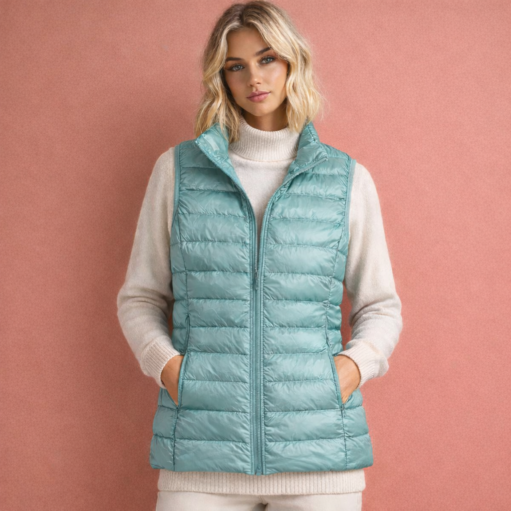Lichtblauwe dames mouwloze bodywarmer met ritssluiting en comfortabele pasvorm, ideaal voor dagelijks gebruik en koude dagen.1