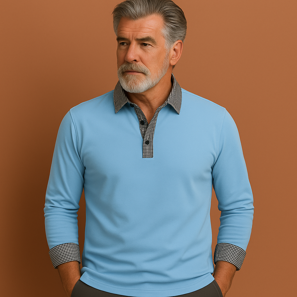Lichtblauwe polo met lange mouwen voor heren met contrasterende kraag en manchetten, geschikt voor casual en nette outfits.