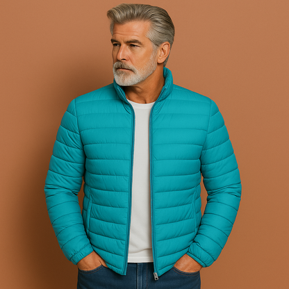 Lichtblauwe heren tussenjas met opstaande kraag en moderne pasvorm, ideaal voor lente en zomer.