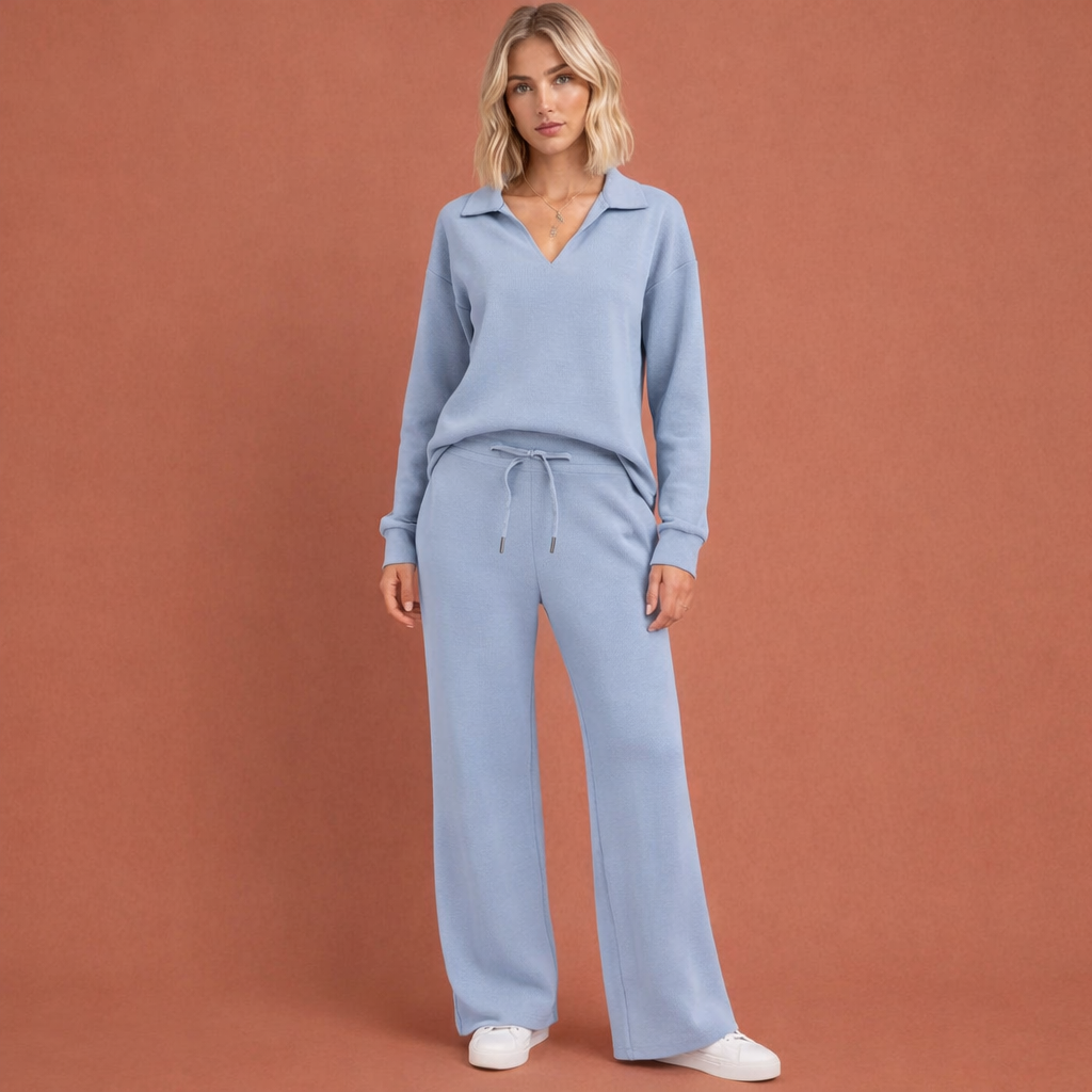 Lichtblauwe tweedelige set voor dames met V-hals top en comfortabele pasvorm, ideaal voor dagelijks gebruik en casual gelegenheden.