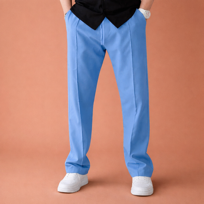 Heren wijde broek in lichtblauw met minimalistisch design, comfortabel en stijlvol voor casual en dagelijkse outfits.