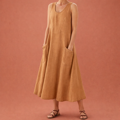 Dames maxi zomerjurk in lichtbruin met minimalistisch design, zacht en comfortabel voor casual en stijlvolle outfits.