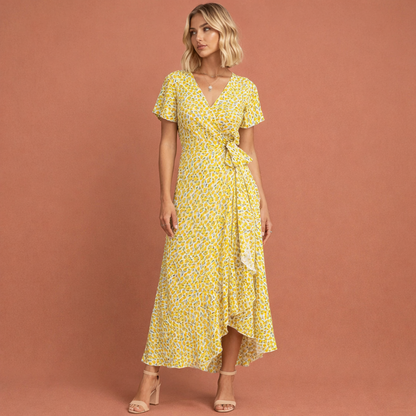 Lichtgele gebloemde wikkeljurk voor dames met V-hals en ruffles, perfect voor zomerse dagen en elegante gelegenheden.