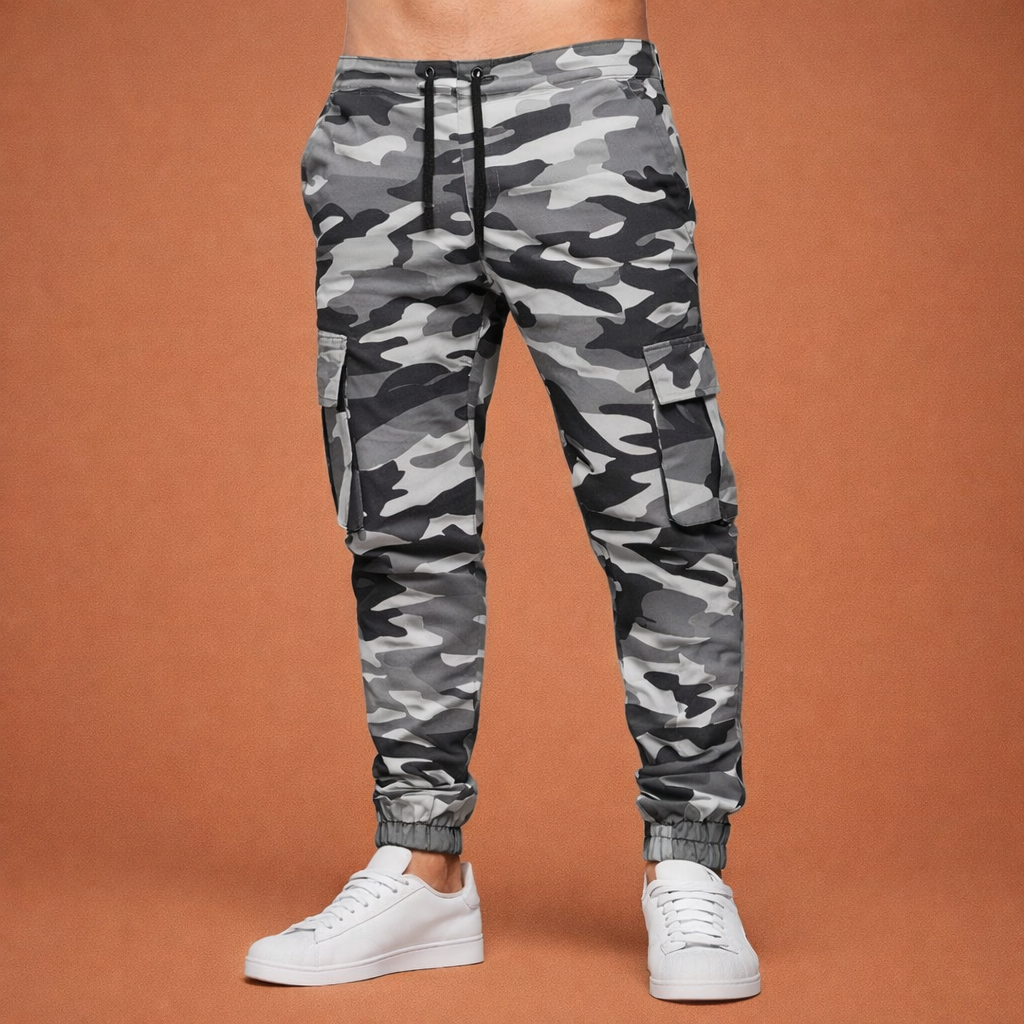 Heren cargo joggingbroek in lichtgrijs camouflage met minimalistisch design, zacht en comfortabel voor casual en stijlvolle outfits.