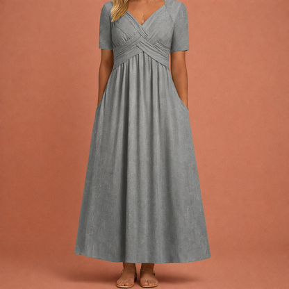 Dames maxi zomerjurk in lichtgrijs met minimalistisch design, zacht en comfortabel voor casual en stijlvolle outfits.