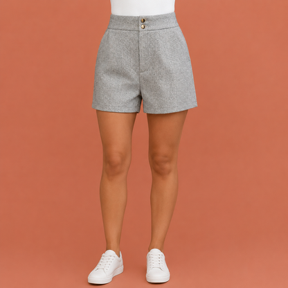 Dames pantalon in lichtgrijs met minimalistisch design, zacht en comfortabel voor casual en stijlvolle outfits.