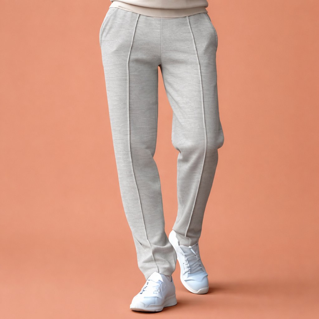 Heren broek in lichtgrijs met minimalistisch design, zacht en comfortabel voor casual en stijlvolle outfits.