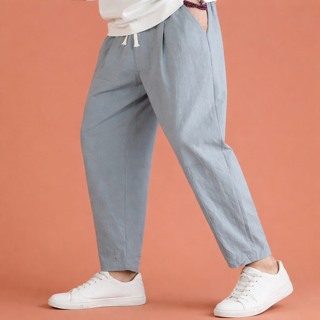 Heren broek in lichtgrijs met minimalistisch design, zacht en comfortabel voor casual en stijlvolle outfits.