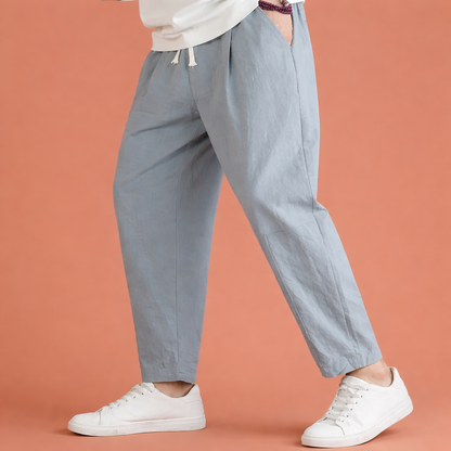 Heren broek in lichtgrijs met minimalistisch design, zacht en comfortabel voor casual en stijlvolle outfits.