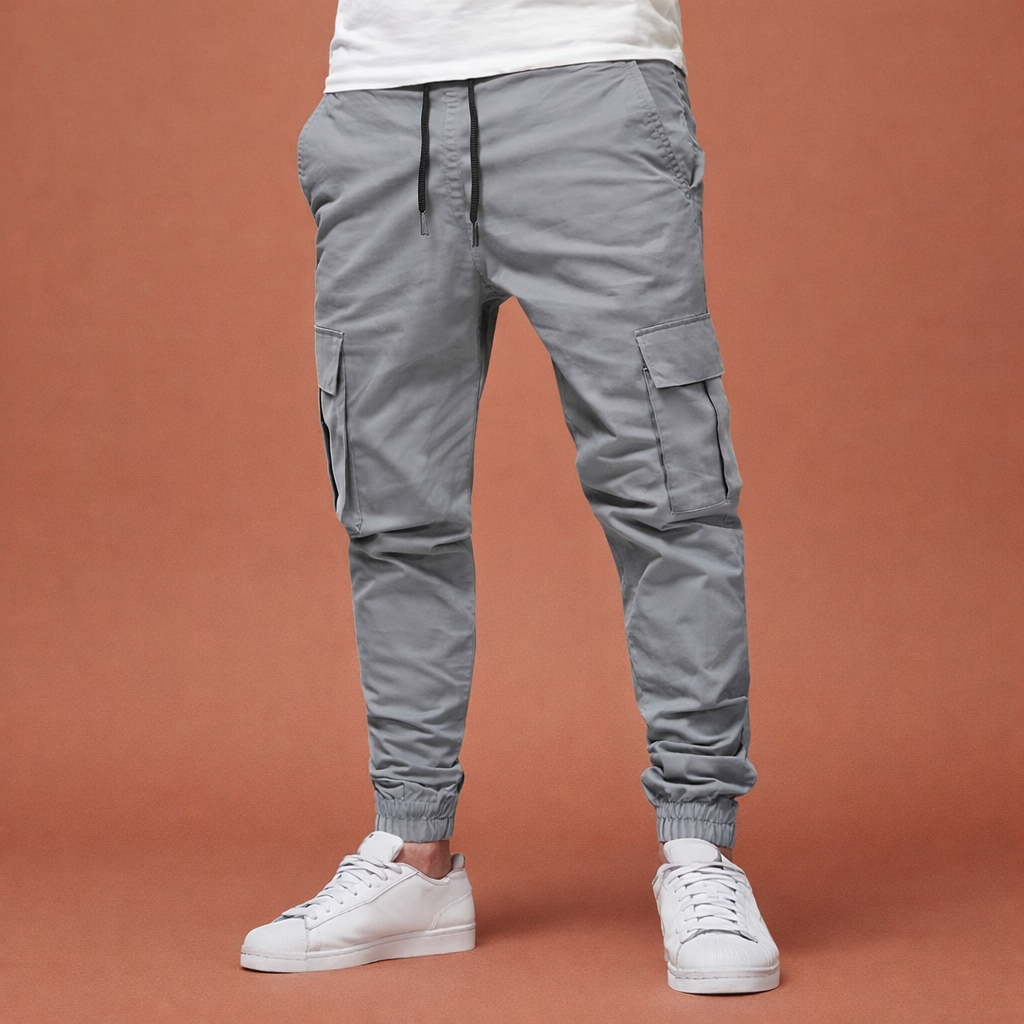 Heren cargo joggingbroek in lichtgrijs met minimalistisch design, zacht en comfortabel voor casual en stijlvolle outfits.
