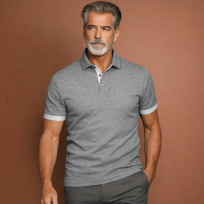 Heren polo in lichtgrijs met minimalistisch design, zacht en comfortabel voor casual en stijlvolle outfits.