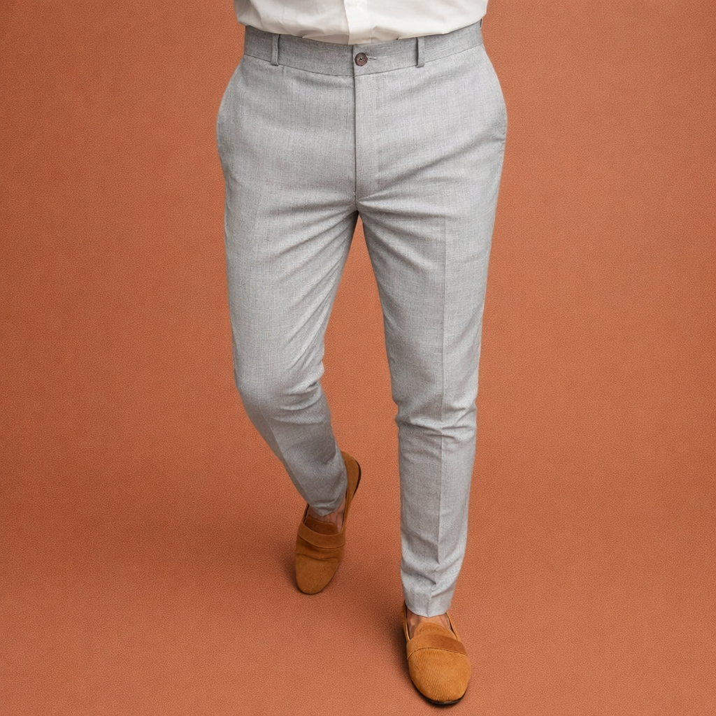 Heren broek in lichtgrijs met minimalistisch design, zacht en comfortabel voor casual en stijlvolle outfits.