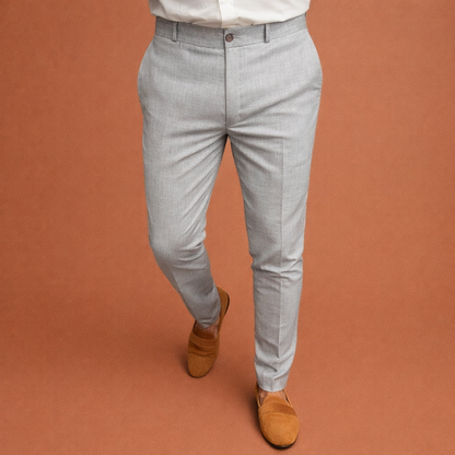 Heren broek in lichtgrijs met minimalistisch design, zacht en comfortabel voor casual en stijlvolle outfits.