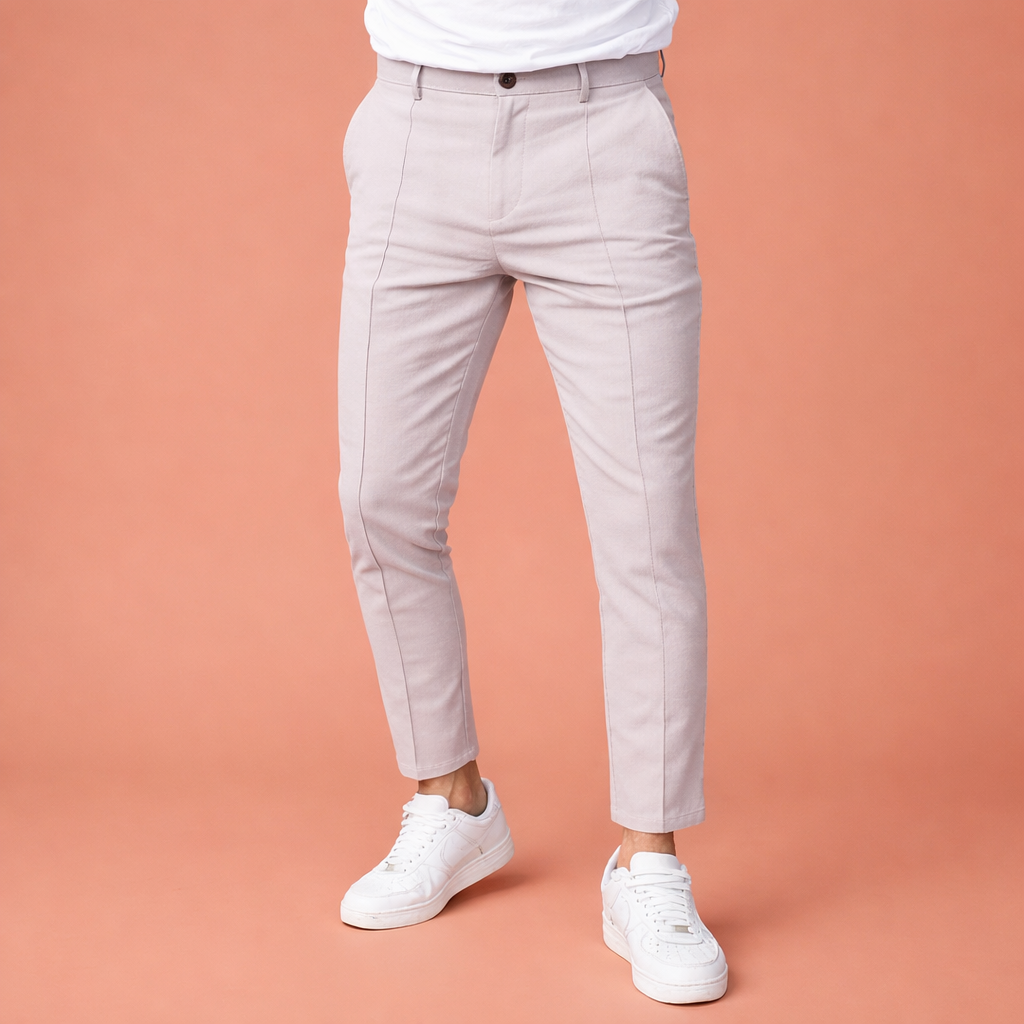 Heren broek in lichtgrijs met minimalistisch design, zacht en comfortabel voor casual en stijlvolle outfits.