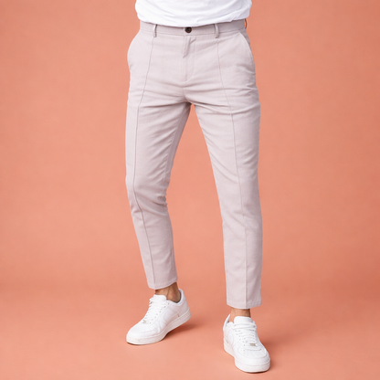 Heren broek in lichtgrijs met minimalistisch design, zacht en comfortabel voor casual en stijlvolle outfits.