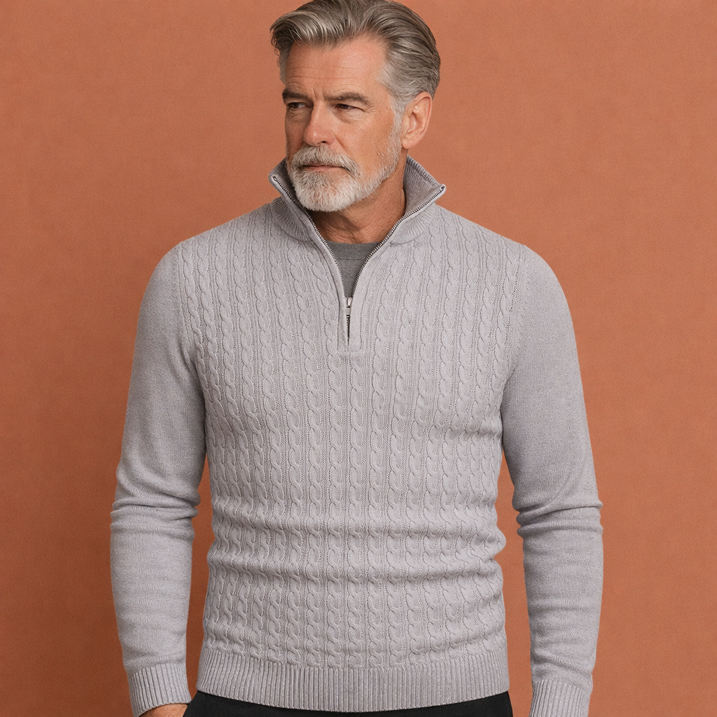 Lichtgrijze stijlvolle heren trui met klassiek kabelpatroon en comfortabele pasvorm, ideaal voor dagelijks gebruik en koude dagen.