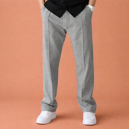 Heren wijde broek in lichtgrijs met minimalistisch design, comfortabel en stijlvol voor casual en dagelijkse outfits.