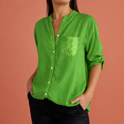 Dames blouse in lichtgroen met paillettenzak, zacht en comfortabel voor casual en stijlvolle outfits.