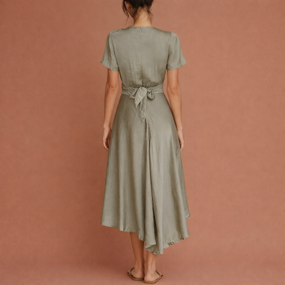 Dames maxi jurk in lichtgroen met minimalistisch design, zacht en comfortabel voor casual en stijlvolle outfits.
