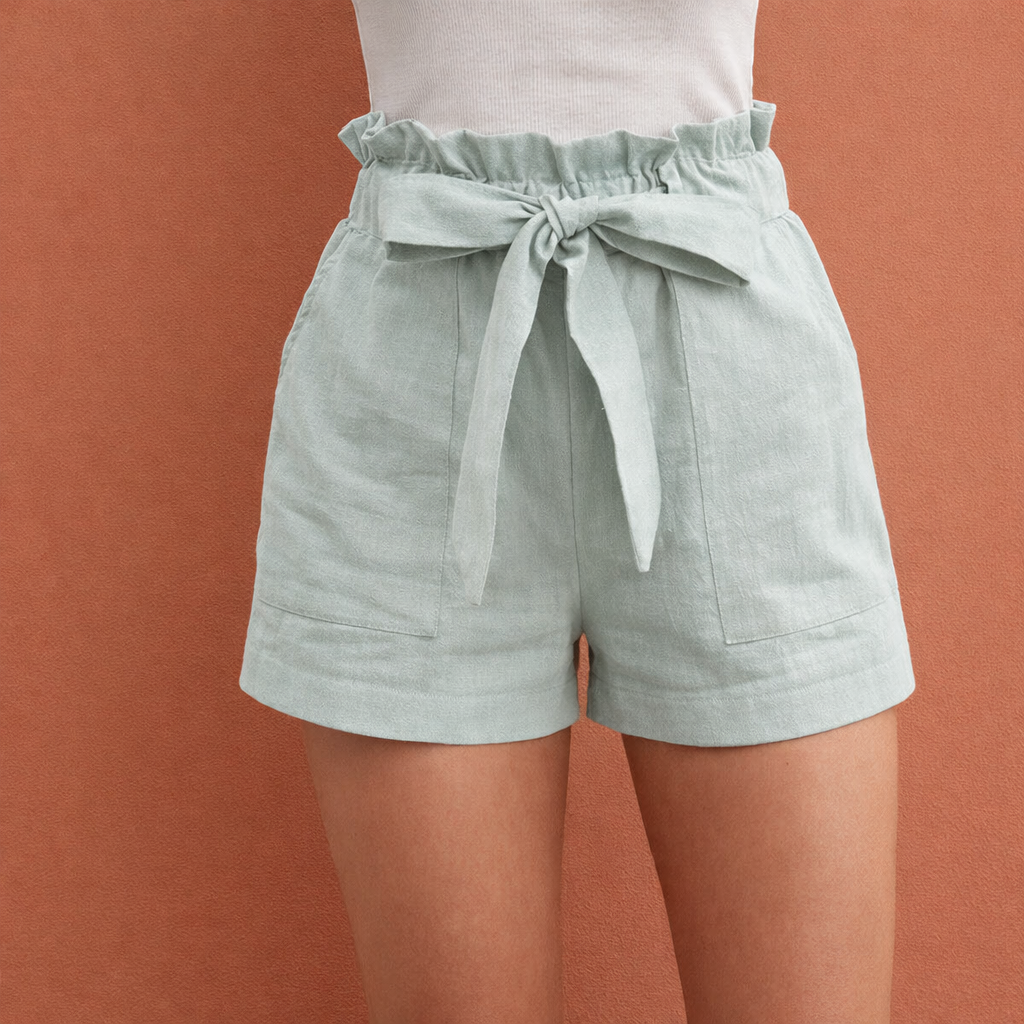 Dames shorts in lichtgroen met minimalistisch design, zacht en comfortabel voor casual en stijlvolle outfits.