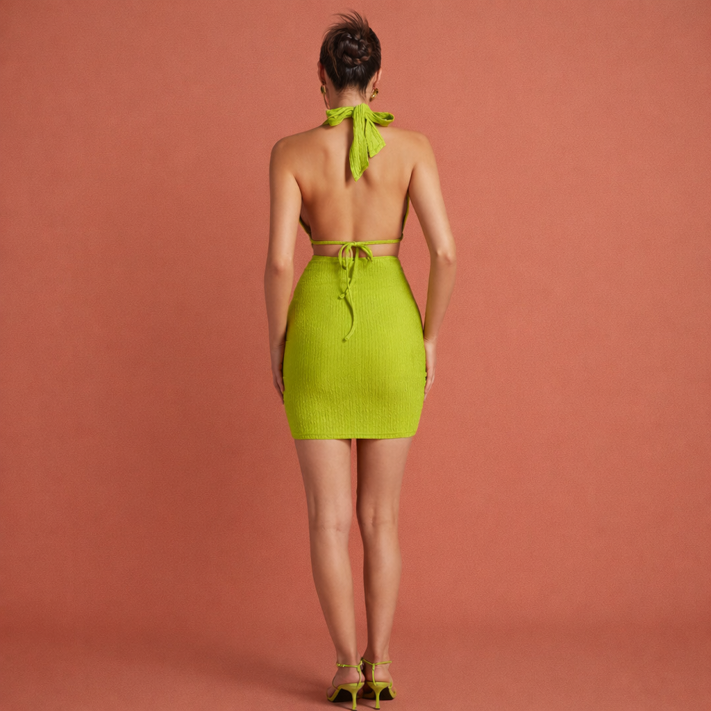 Lichtgroene rugloze halter minijurk voor dames met rimpelingen, ideaal voor zomerse feestjes en avondgelegenheden.1