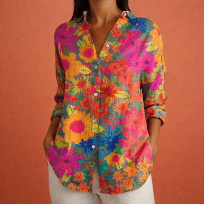 Dames blouse in lichtroze met minimalistisch design, zacht en comfortabel voor casual en stijlvolle outfits.