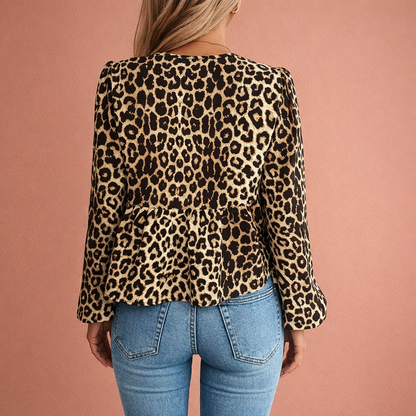 Dames blouse in Luipaard met minimalistisch design, zacht en comfortabel voor casual en stijlvolle outfits.