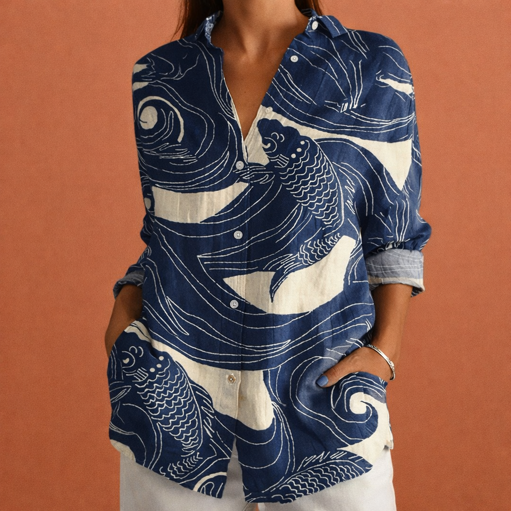 Dames blouse in Marineblauw met minimalistisch design, zacht en comfortabel voor casual en stijlvolle outfits.
