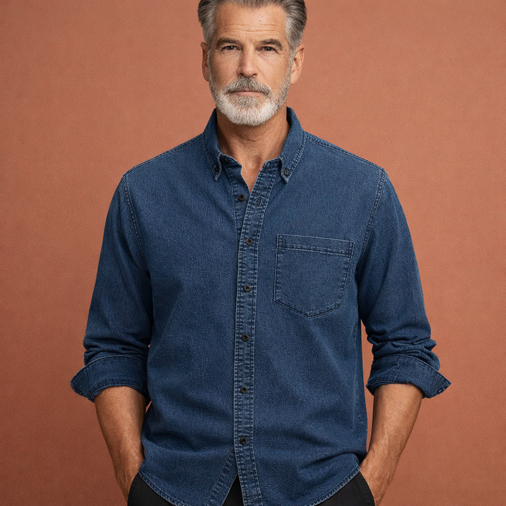 Heren denim overhemd in marineblauw met minimalistisch design, zacht en comfortabel voor casual en stijlvolle outfits.