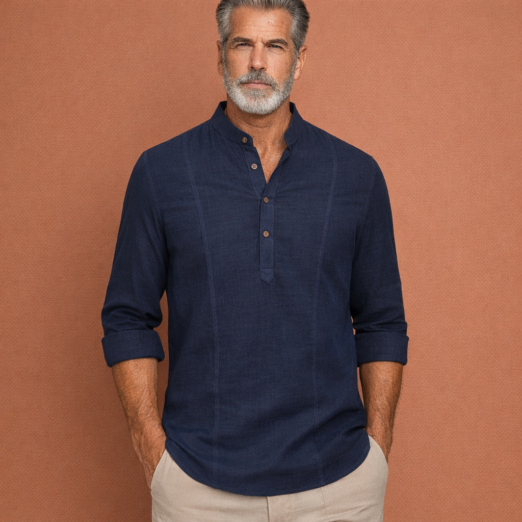 Heren langarmshirt in marineblauw met minimalistisch design, licht en comfortabel voor casual en stijlvolle zomeroutfits.