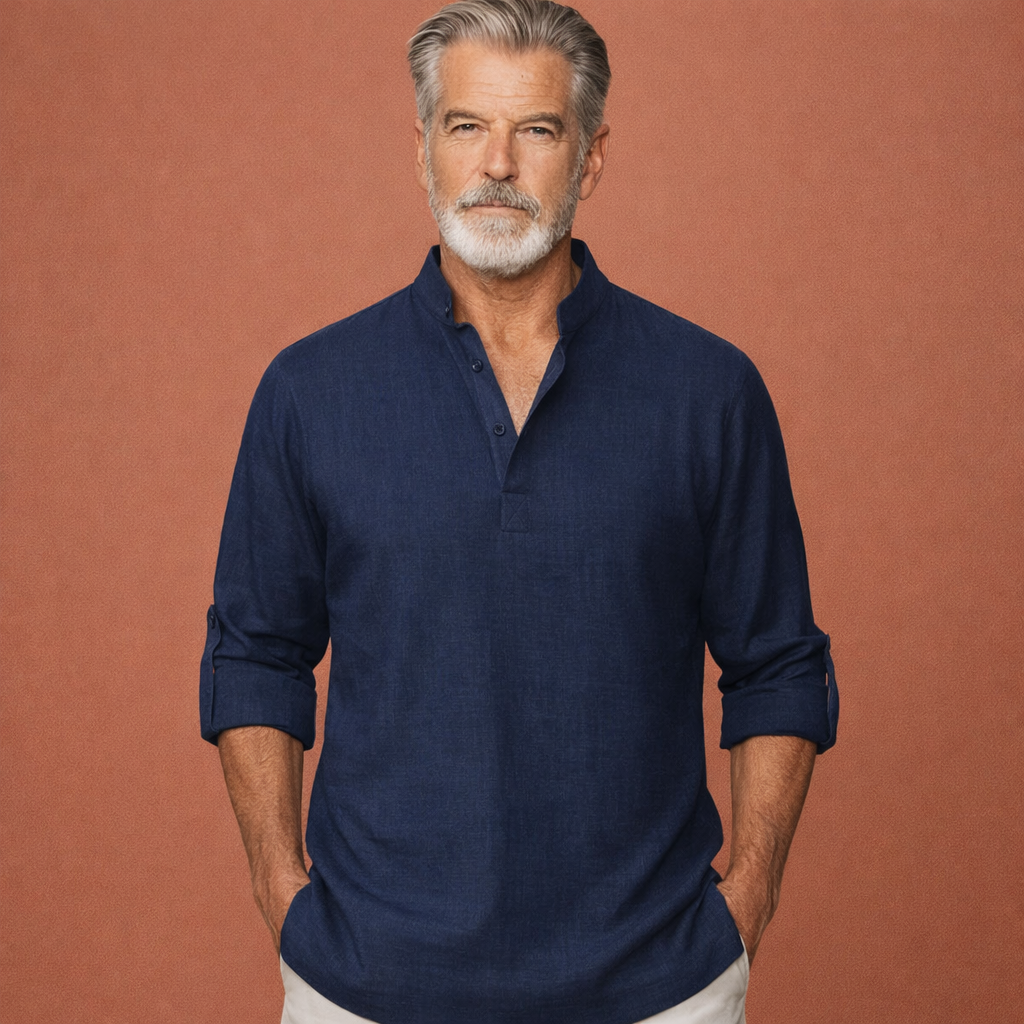 Heren linnen Henley shirt in marineblauw met minimalistisch design, zacht en comfortabel voor casual en stijlvolle outfits.