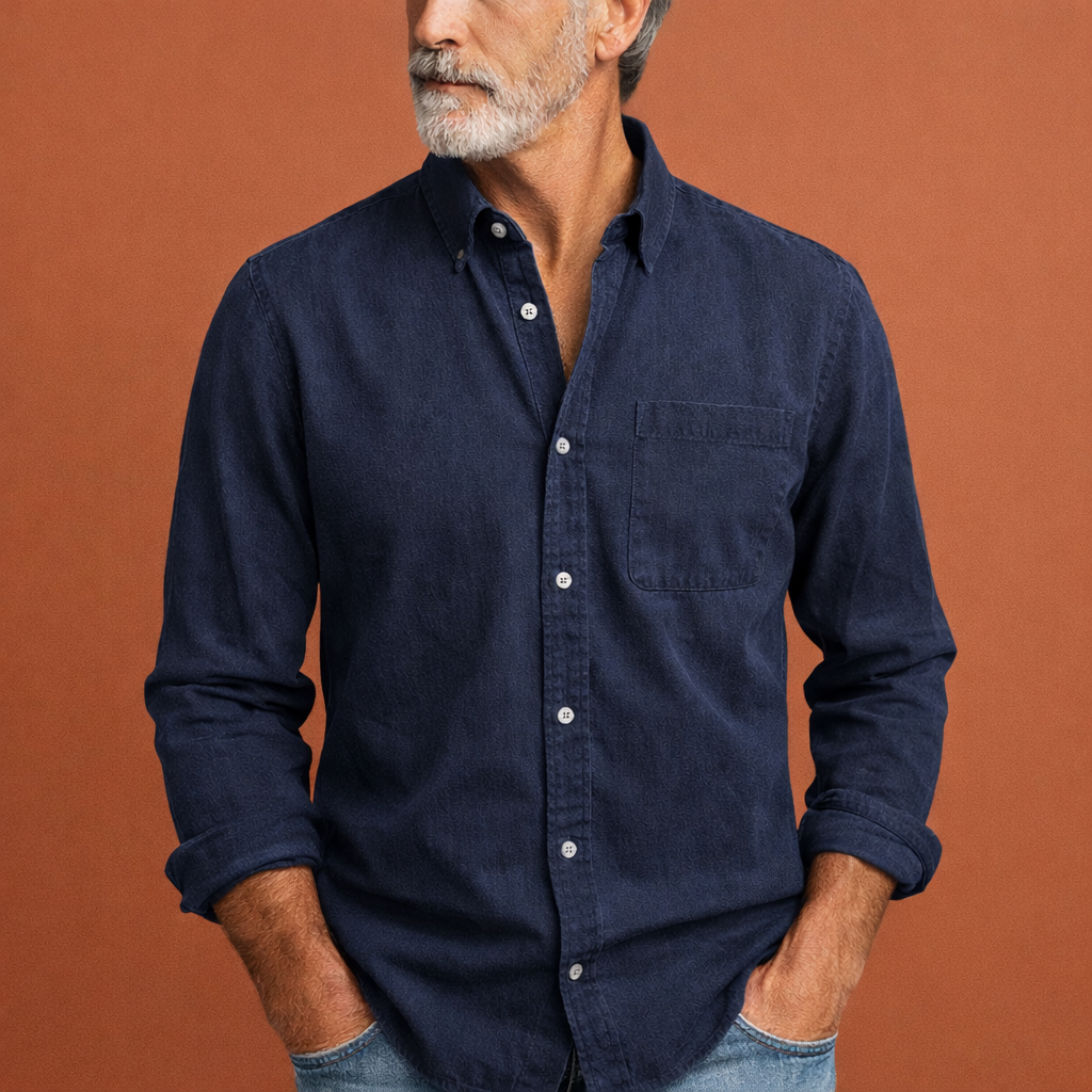 Heren overhemd in marineblauw met minimalistisch design, zacht en comfortabel voor casual en stijlvolle outfits.