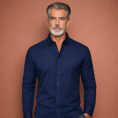 Heren overhemd in marineblauw met minimalistisch design, zacht en comfortabel voor zakelijke en stijlvolle outfits.