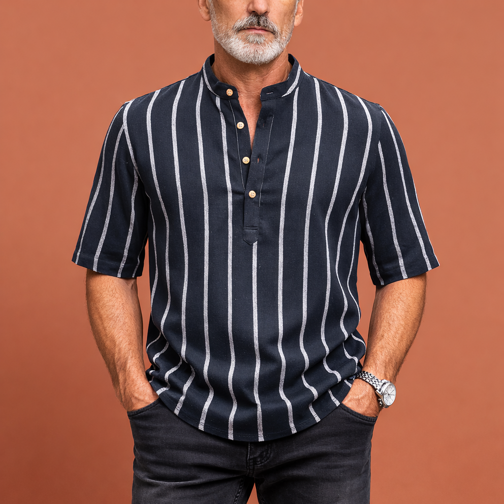 Heren hemd in marineblauw met minimalistisch design, zacht en comfortabel voor casual en stijlvolle outfits.