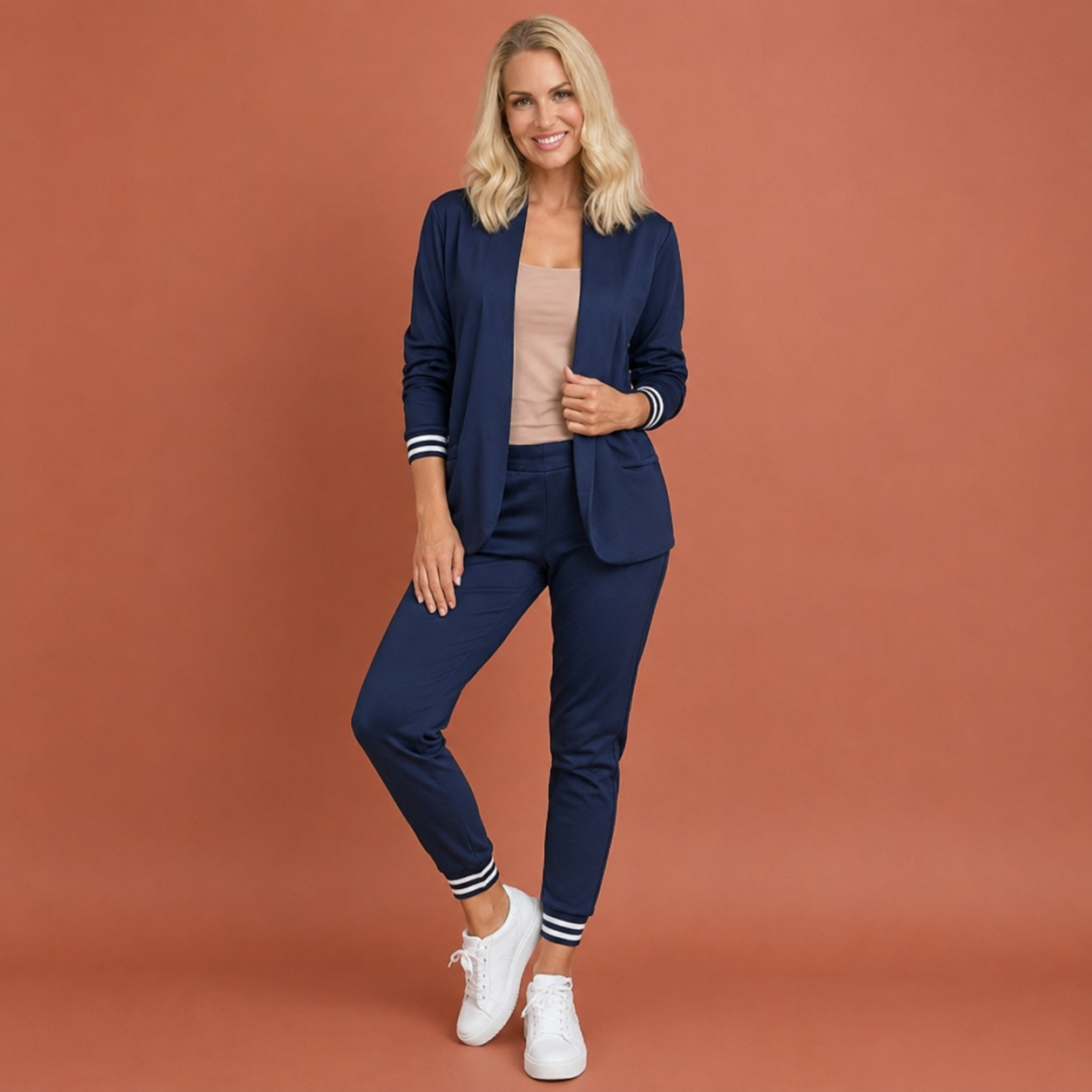 blazer en broek set in marineblauw met minimalistisch design, zacht en comfortabel voor casual en stijlvolle outfits.