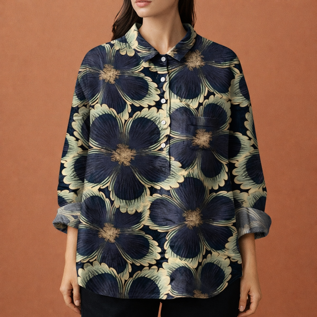 Dames blouse in marineblauw met minimalistisch design, zacht en comfortabel voor casual en stijlvolle outfits.